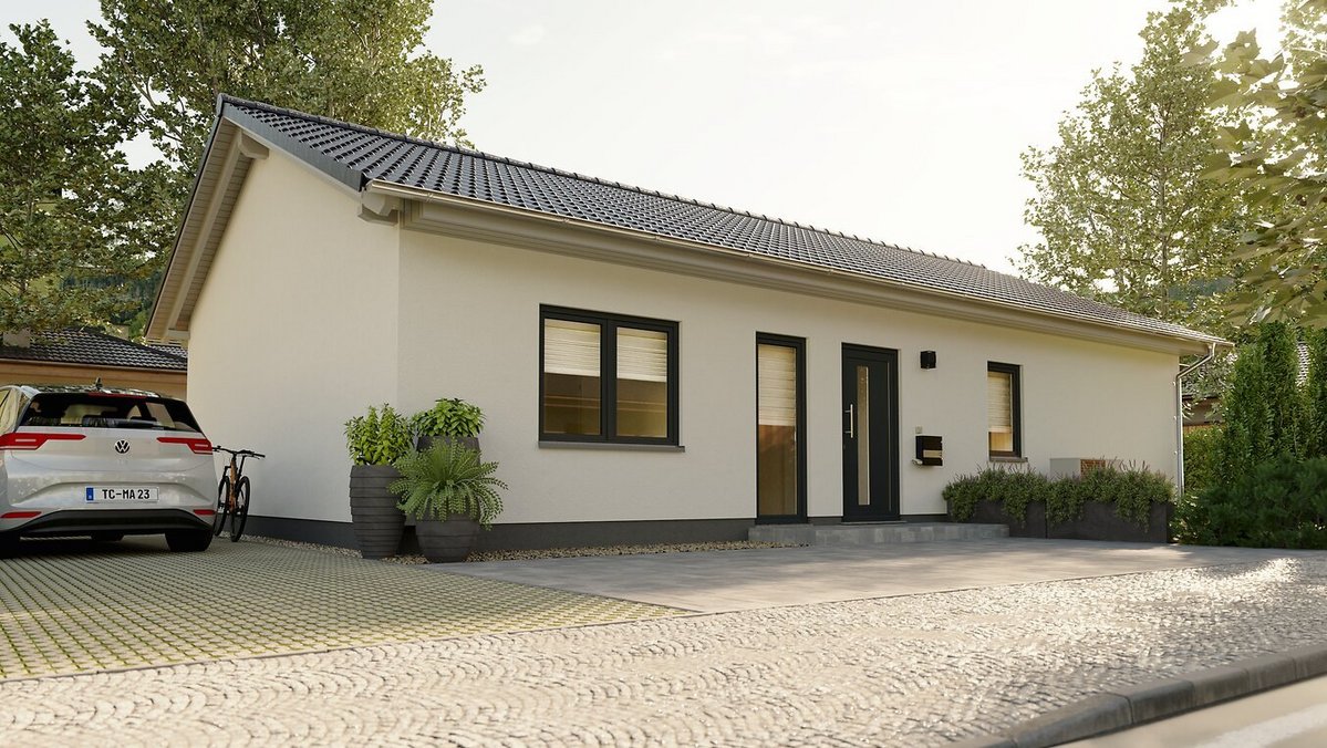 Moderner Bungalow mit heller Fassade, Walmdach, großer Einfahrt und Vorgarten im Landkreis Emsland