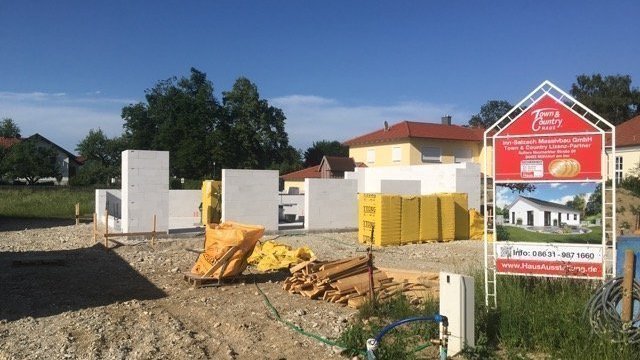 Hausbau Rohbauphase in Metelen – Massivhaus entsteht Rohbau eines Einfamilienhauses auf einer Baustelle in Metelen im Kreis Steinfurt – Beginn der Massivhausbauphase