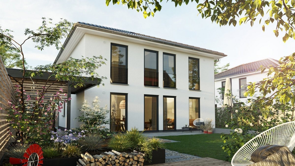 Modernes zweigeschossiges Massivhaus mit großer Fensterfront, Terrasse und angelegtem Garten in ruhiger Wohnlage.