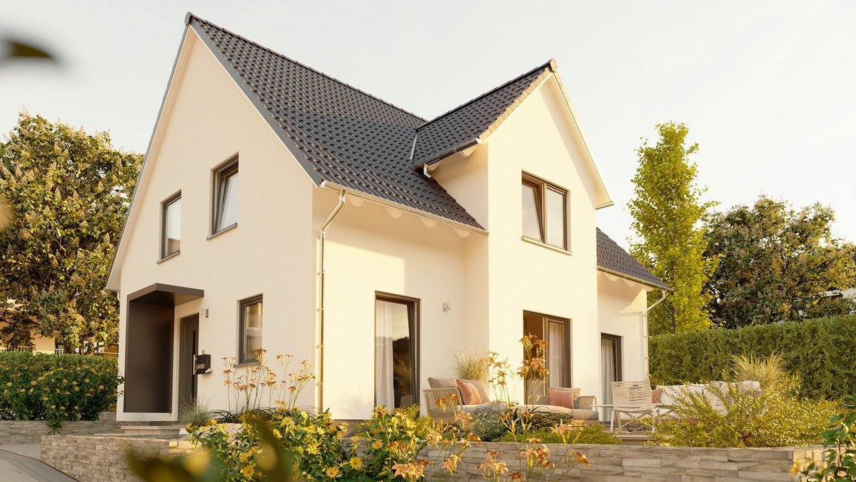 Modernes Einfamilienhaus mit heller Fassade, dunklem Satteldach, Terrasse und gepflegtem Garten