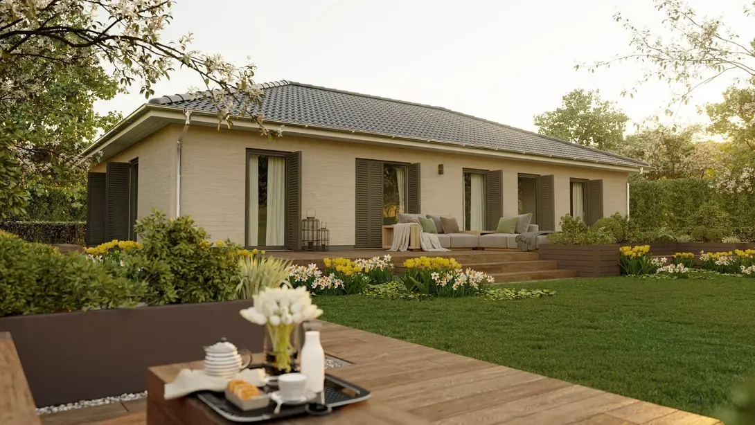 Moderner Bungalow mit Terrasse und Garten Moderner Bungalow mit großer Holzterrasse und Garten – individuell geplantes Massivhaus von Thielker MassivHaus