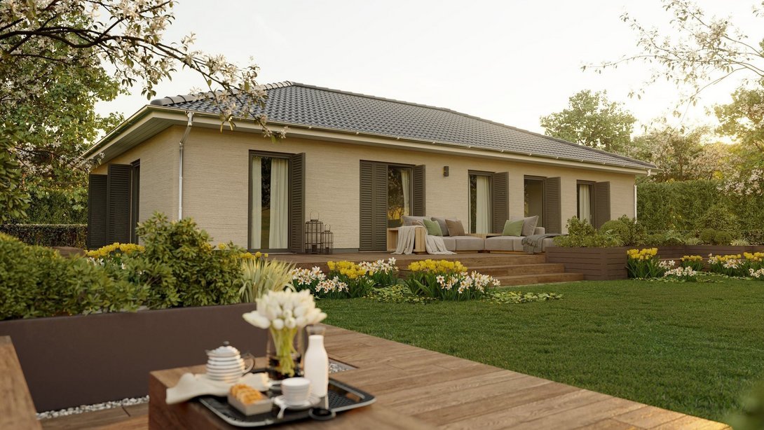 Moderner Bungalow mit großer Holzterrasse und Garten – individuell geplantes Massivhaus von Thielker MassivHaus