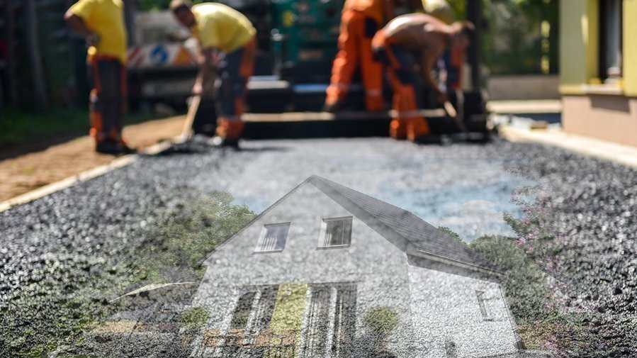 Straßenbauarbeiten mit Arbeitern und Asphaltmaschine, symbolisch kombiniert mit Einfamilienhaus als Darstellung von Baugebietsentwicklung