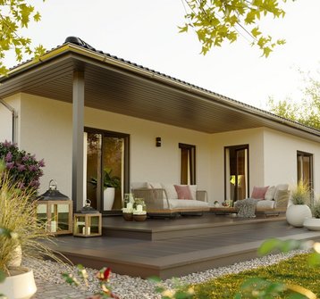 Moderner Bungalow mit Terrasse und Gartenbeleuchtung Moderner Bungalow mit Walmdach, überdachter Terrasse, Gartenbeleuchtung und gepflegter Außenanlage bei Abendlicht