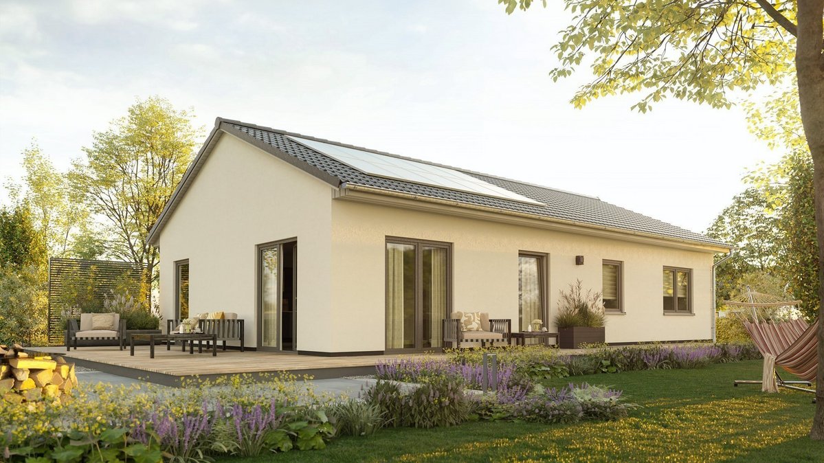 Moderner Bungalow mit heller Fassade, Satteldach, Photovoltaikanlage, Terrasse und weitläufigem Garten