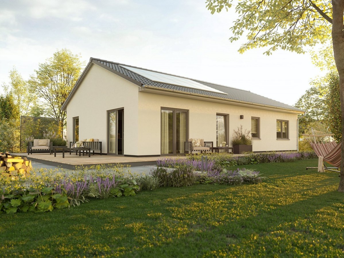 Moderner Bungalow mit heller Fassade, Satteldach, Photovoltaikanlage, Terrasse und gepflegtem Garten