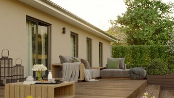 Bungalow-Terrasse mit Garten und Lounge-Bereich Gemütliche Terrasse eines modernen Bungalows mit Loungemöbeln, Holzdeck, Garten und blühenden Pflanzen