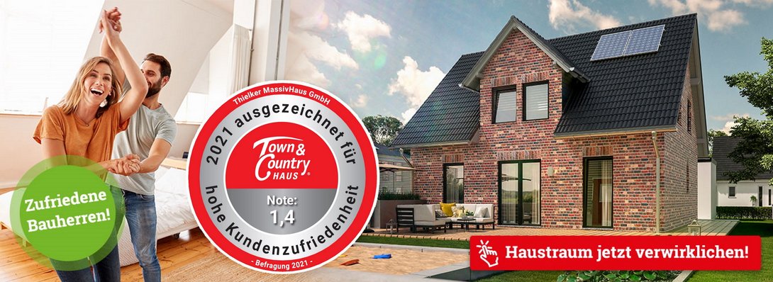 Glückliches Paar im neuen Zuhause neben Einfamilienhaus mit Klinkerfassade und Auszeichnung für hohe Kundenzufriedenheit