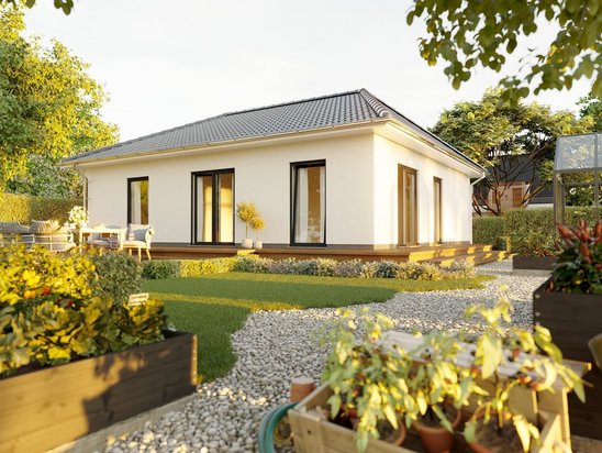 Moderner Bungalow in Massivbauweise mit Garten, Terrasse und heller Fassade