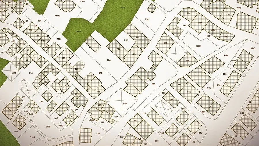 Bebauungsplan mit Grundstücksflächen und Straßenverlauf Detailansicht eines Bebauungsplans mit Grundstücken, Straßen, Flurstücksnummern und grün markierten Flächen