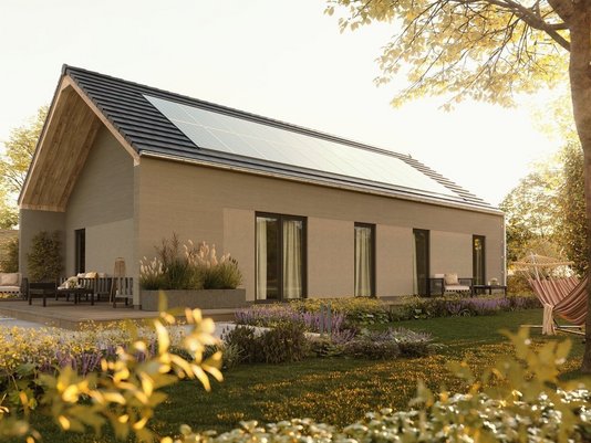 Moderner Bungalow als Massivhaus mit Photovoltaikanlage, großer Terrasse und angelegtem Garten in sonniger Lage.