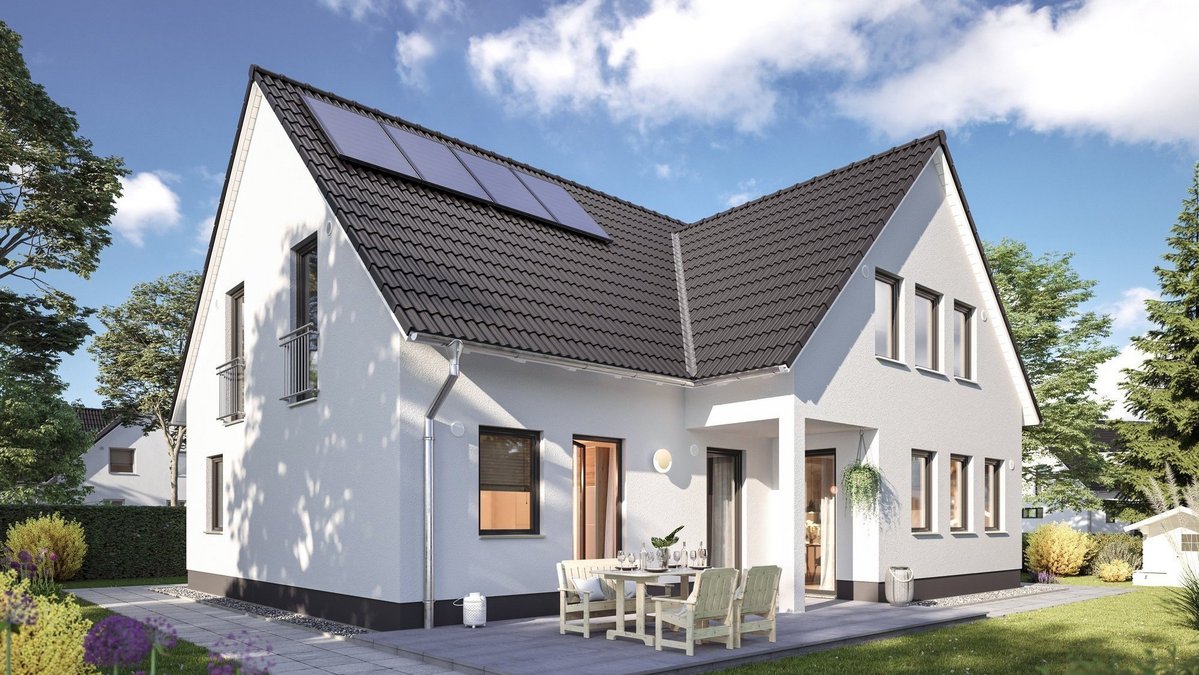 Modernes Einfamilienhaus mit weißer Fassade, dunklem Satteldach, Photovoltaikanlage, Terrasse und Garten