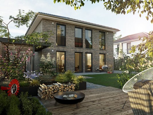 Modernes zweigeschossiges Einfamilienhaus mit Klinkerfassade, großen Fensterflächen und Garten – Massivhaus von Thielker MassivHaus