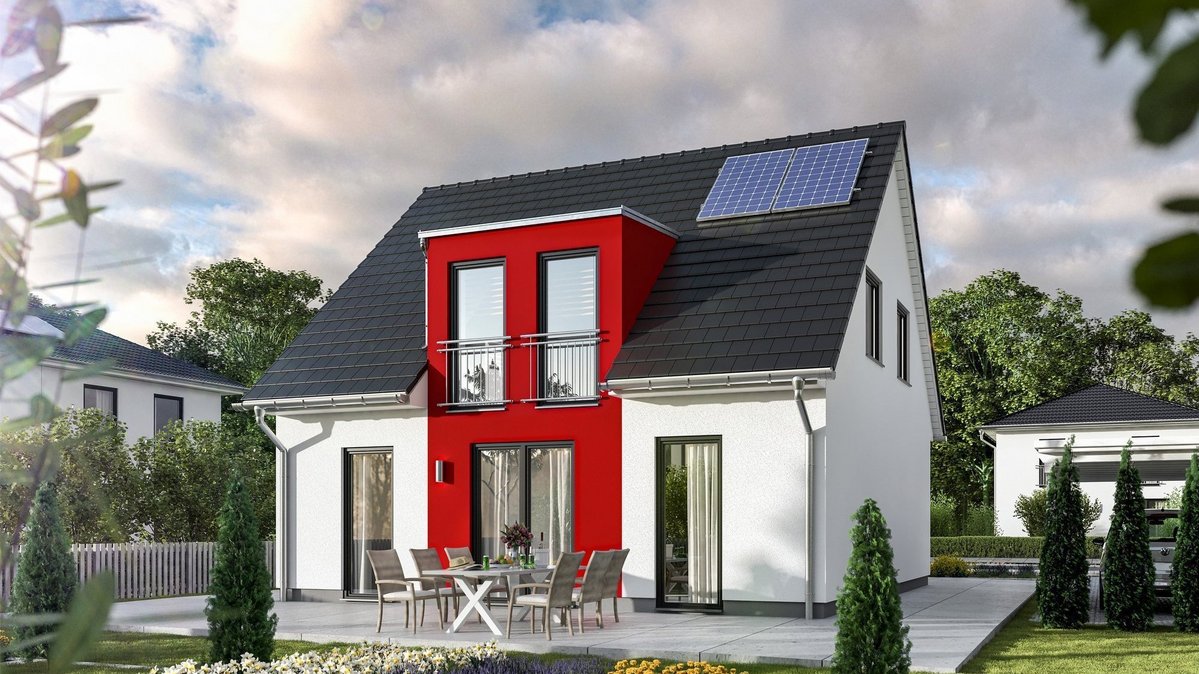 Modernes Einfamilienhaus mit Satteldach, rotem Fassadenakzent, Photovoltaikanlage, Terrasse und gepflegtem Garten