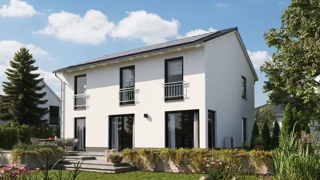 Einfamilienhaus mit Solaranlage und Gartenteich Modernes Einfamilienhaus mit heller Fassade, Solaranlage, Terrasse und Gartenteich mit Seerosen