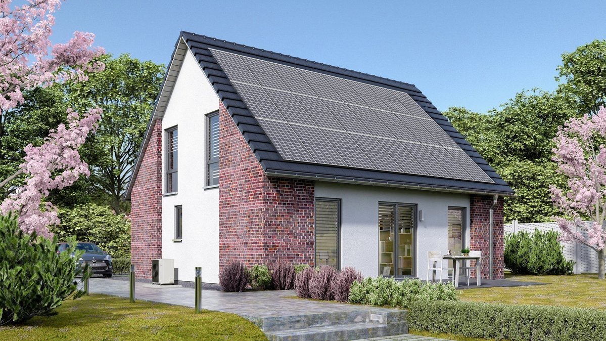 Modernes Einfamilienhaus mit Satteldach, Solaranlage und Klinkerfassade im Garten