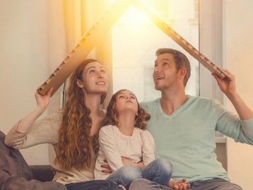 menschen-gemischt-familie-begeisterung-freude-haus-hausbau In 12 Schritten ins Traumhaus