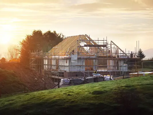 Hausbau in Rheine – Schritt für Schritt Hausneubau in der Bauphase mit Dachstuhl und Gerüst in Rheine.