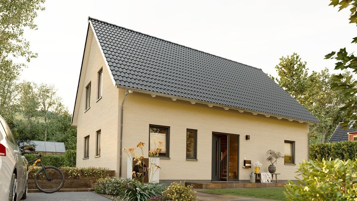 Modernes Einfamilienhaus mit Photovoltaikanlage, Terrasse, Garten und Hängematte bei warmem Sonnenlicht