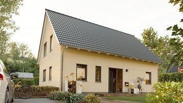 Einfamilienhaus mit Photovoltaik und Gartenterrasse Modernes Einfamilienhaus mit Photovoltaikanlage, Terrasse, Garten und Hängematte bei warmem Sonnenlicht