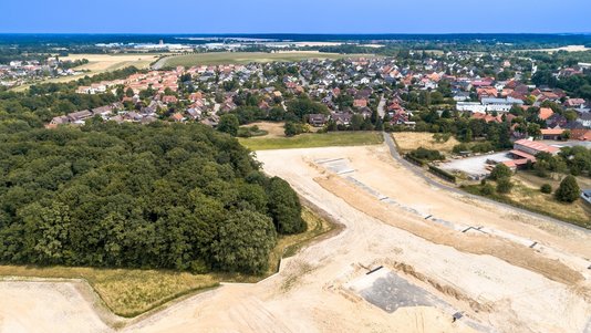 Luftaufnahme eines Neubaugebiets mit Baugrundstücken und Wohnhäusern – Baugebiet und Wohnlagen in Wettringen.