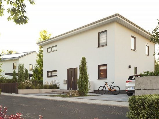 Modernes Stadthaus in Massivbauweise mit Flachdach, heller Fassade und Vorgarten