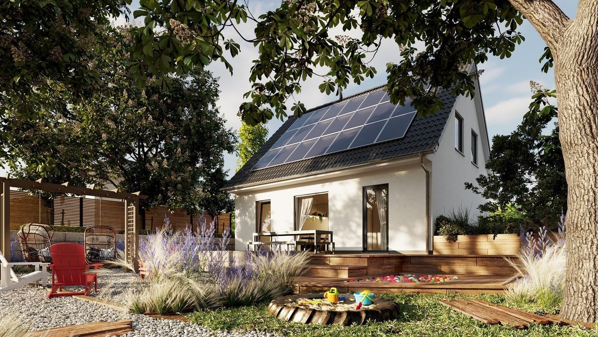 Modernes Einfamilienhaus mit großer Photovoltaikanlage, Holzterrasse und naturnah gestaltetem Garten