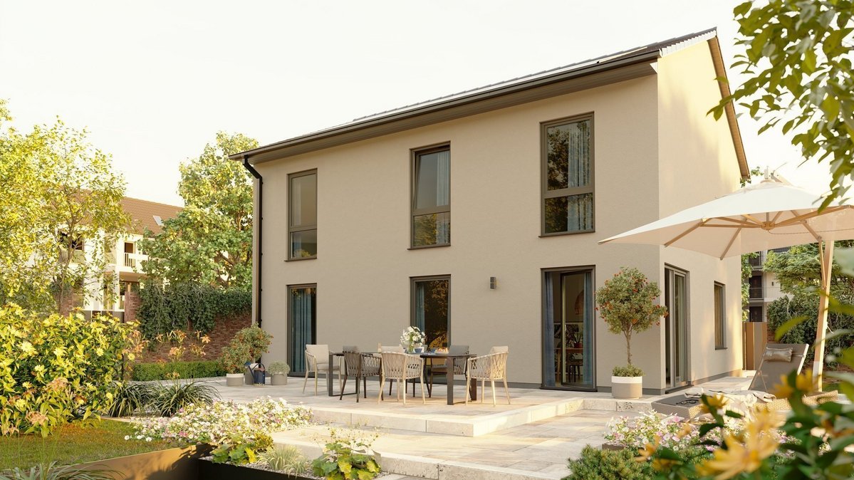 Moderne Stadtvilla mit heller Fassade, Terrasse, Sonnenschirm und gepflegtem Garten