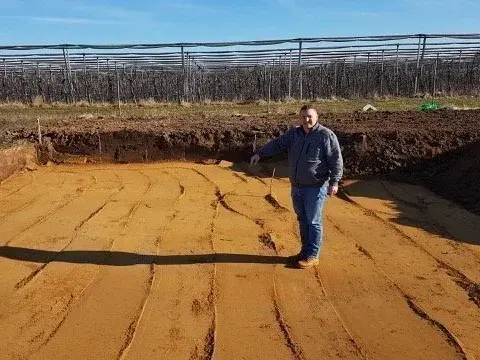 Vorbereitung der Bodenplatte für ein Massivhaus – Thielker MassivHaus Baugrundstück mit vorbereiteter Bodenplatte – Beginn eines Hausbaus mit Thielker MassivHaus im Münsterland