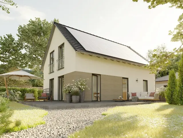Einfamilienhaus in Ochtrup massiv gebaut Modernes Einfamilienhaus mit großer Photovoltaikanlage auf dem Satteldach und Terrasse im Garten.