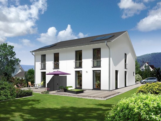 Modernes Doppelhaus in Massivbauweise mit Garten und Terrasse