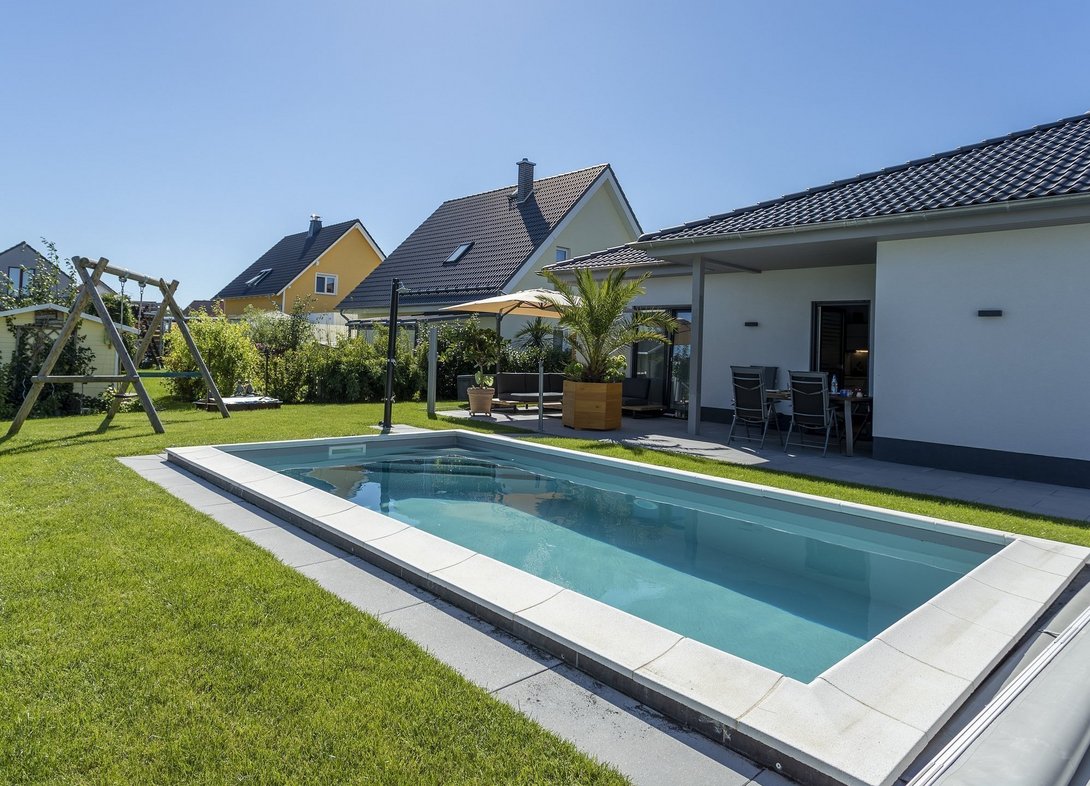 Moderner Bungalow mit Terrasse und Gartenpool – individuell gebautes Massivhaus von Thielker MassivHaus