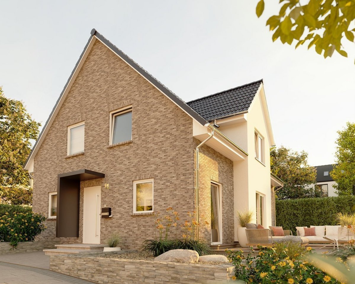 Modernes Einfamilienhaus mit Klinkerfassade, Satteldach, Terrasse und gepflegtem Vorgarten